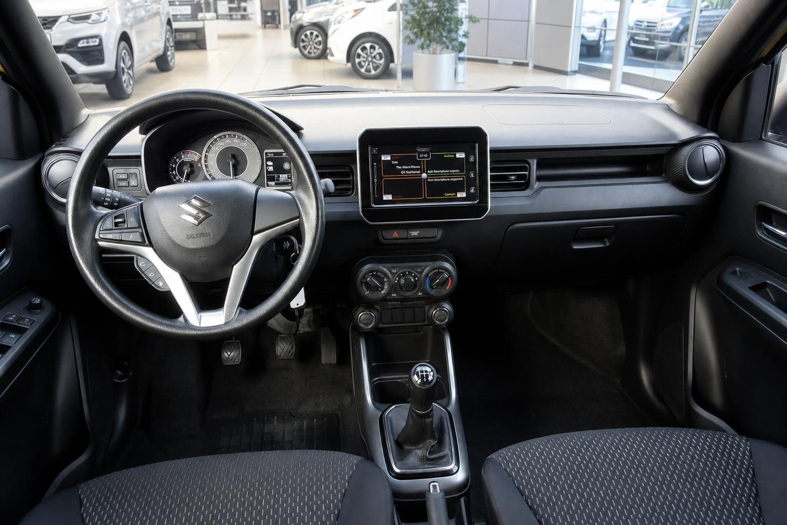 Suzuki Ignis Cockpit mit Lenkrad, Schaltung und Touchscreen Display