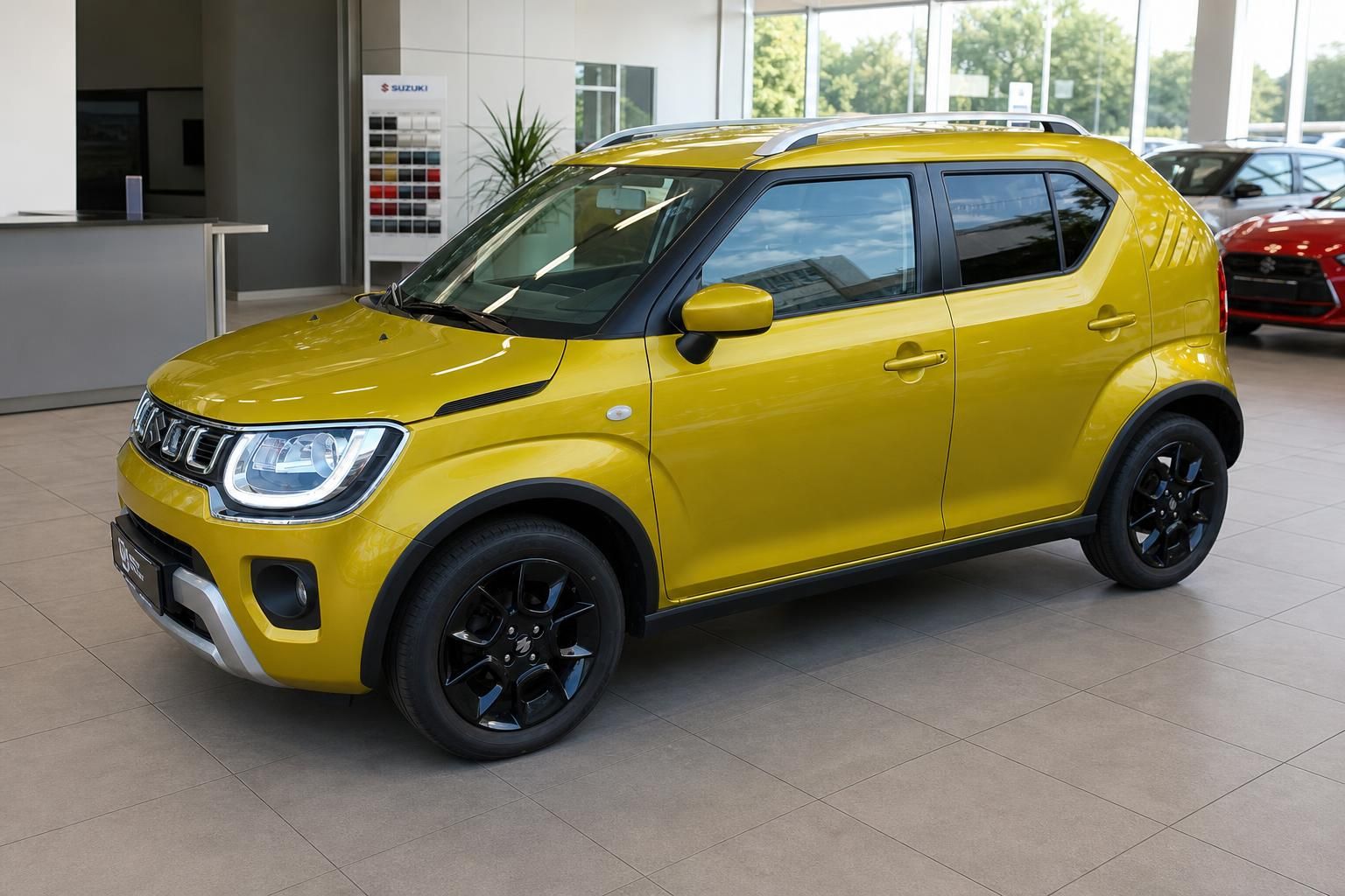 Suzuki Ignis gelb, Frontansicht seitlich im Autohaus Showroom