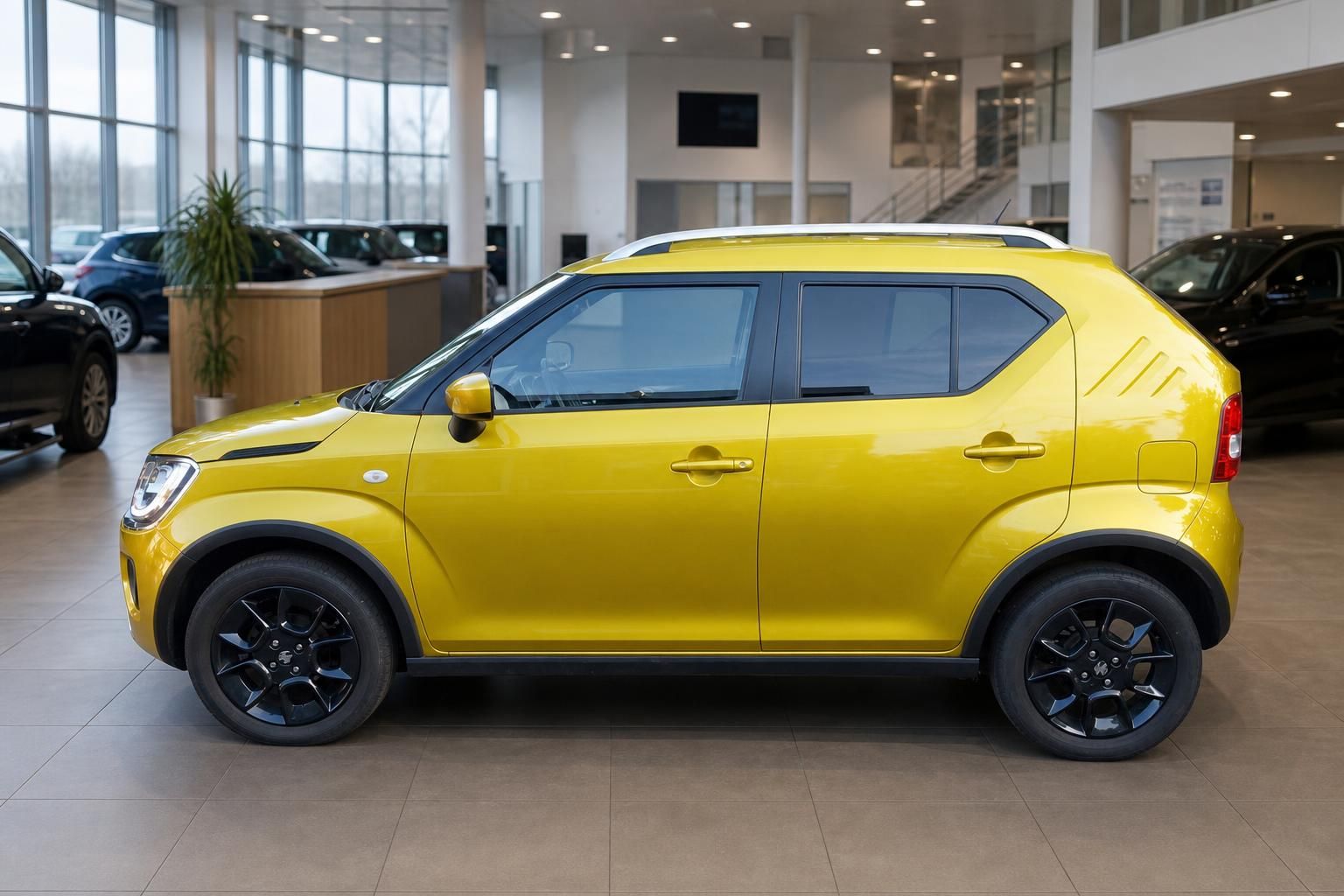 Suzuki Ignis gelb, Seitenansicht im Autohaus Showroom