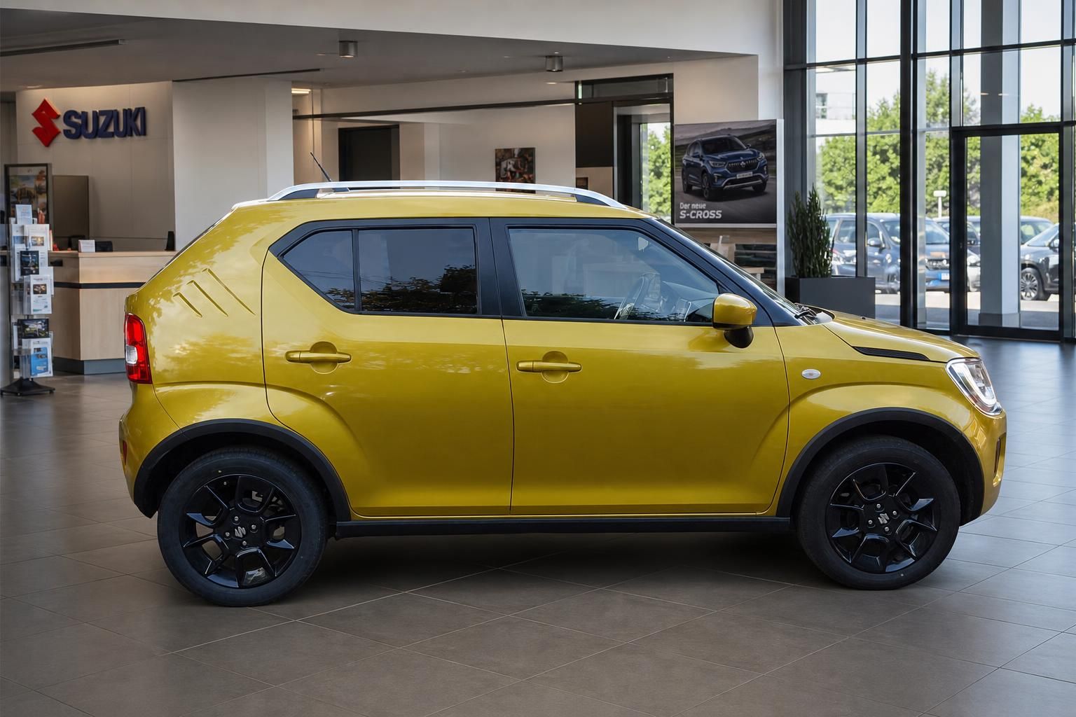 Suzuki Ignis gelb Seitenansicht im Autohaus Showroom
