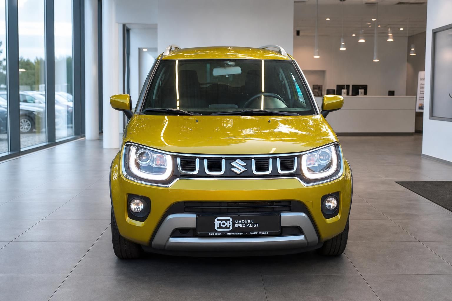 Suzuki Ignis gelb Frontansicht im Autohaus Showroom