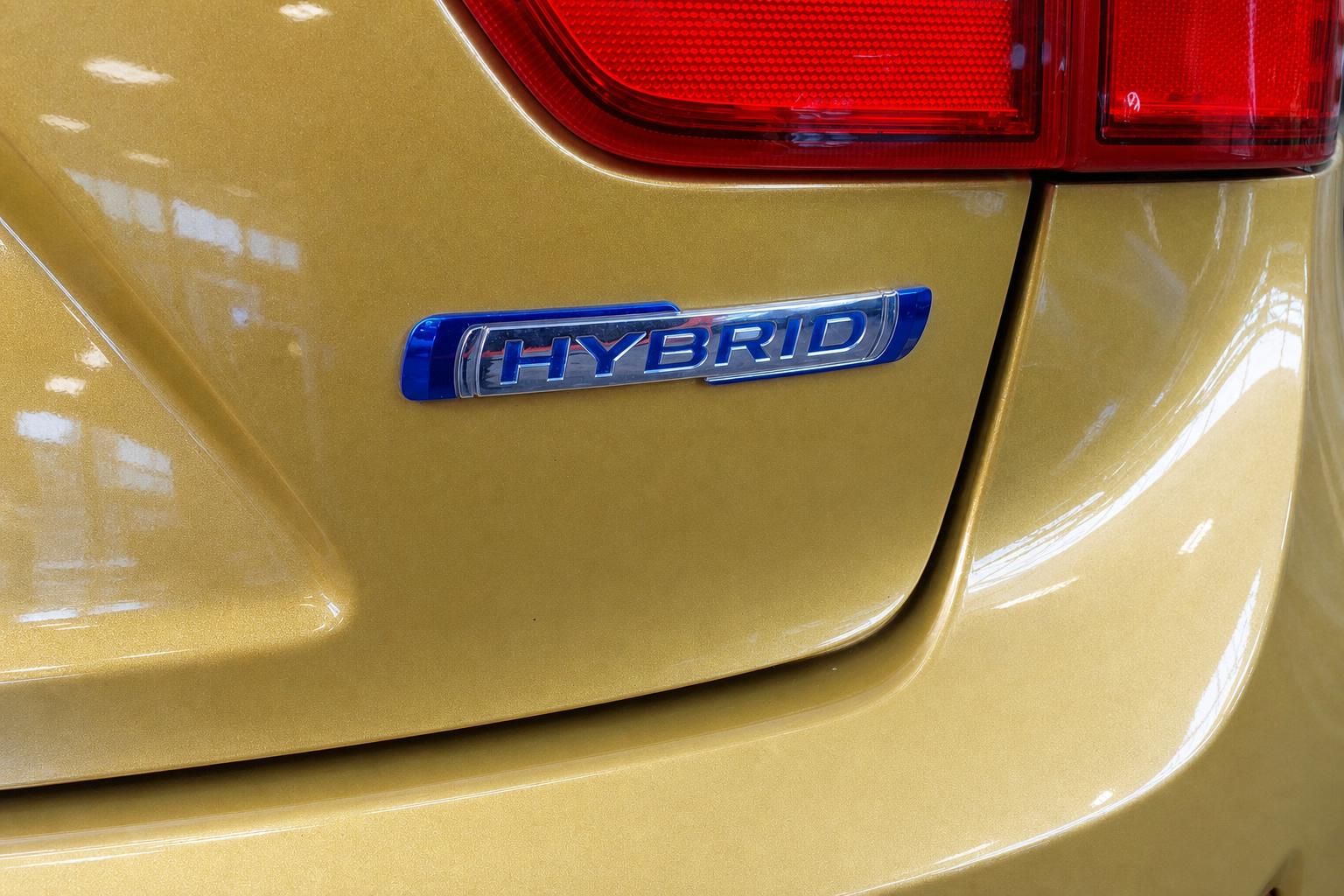 Suzuki Hybrid Emblem Nahaufnahme am Heck des Fahrzeugs