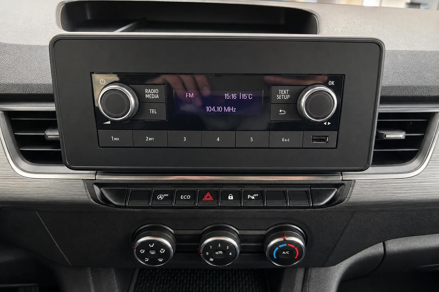 Radio- und Klimabedienung im Cockpit des Fahrzeugs