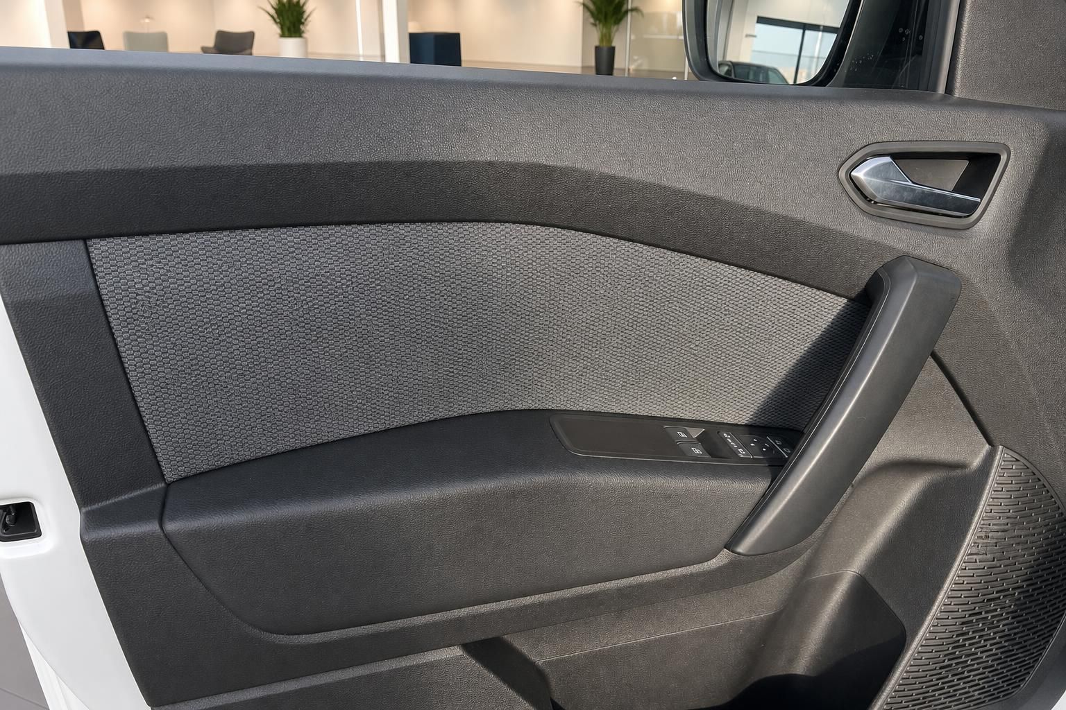 Türverkleidung mit Fensterhebern im Fahrzeuginnenraum