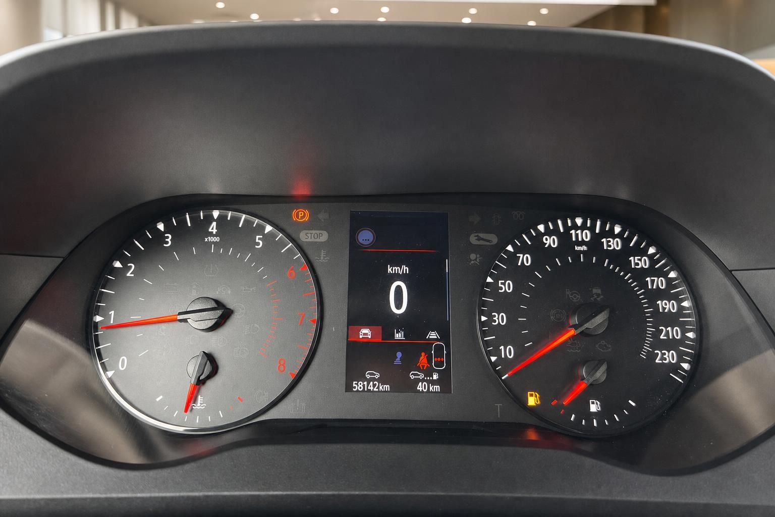 Tacho und Bordcomputer eines Fahrzeugs mit Kilometerstand und Anzeigen