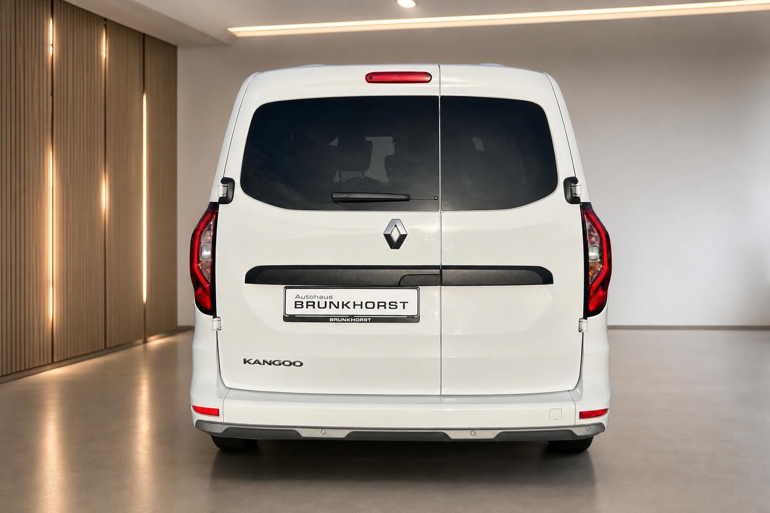 Renault Kangoo weiß Heckansicht mit Rücklichtern im Autohaus