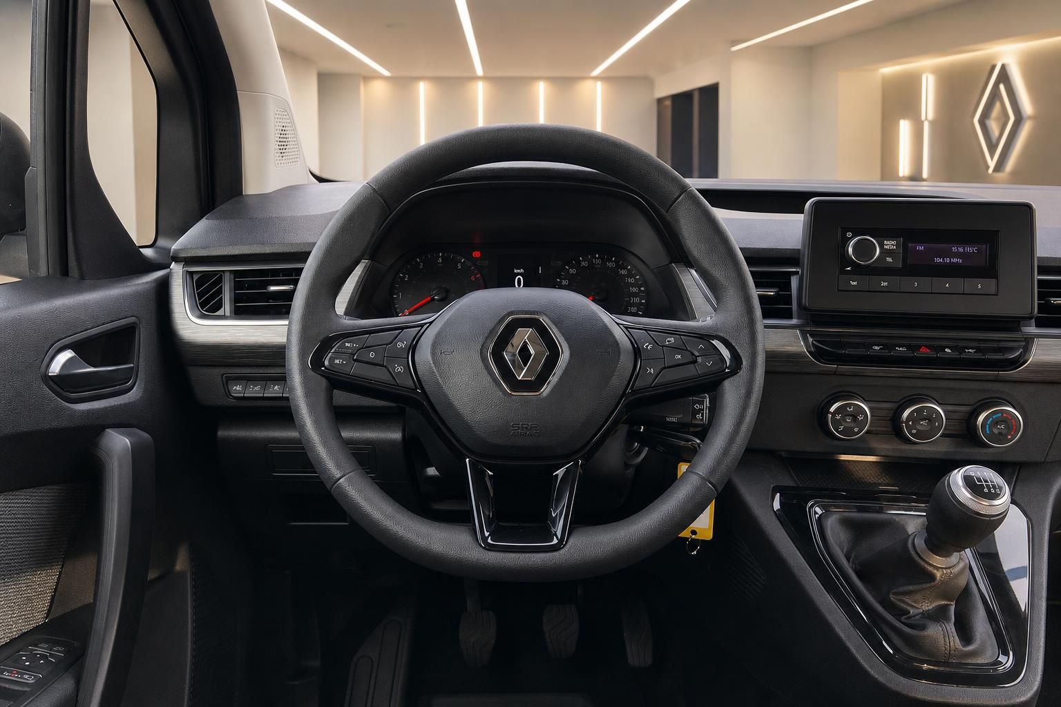 Lenkrad und Cockpit mit Renault-Logo im Innenraum