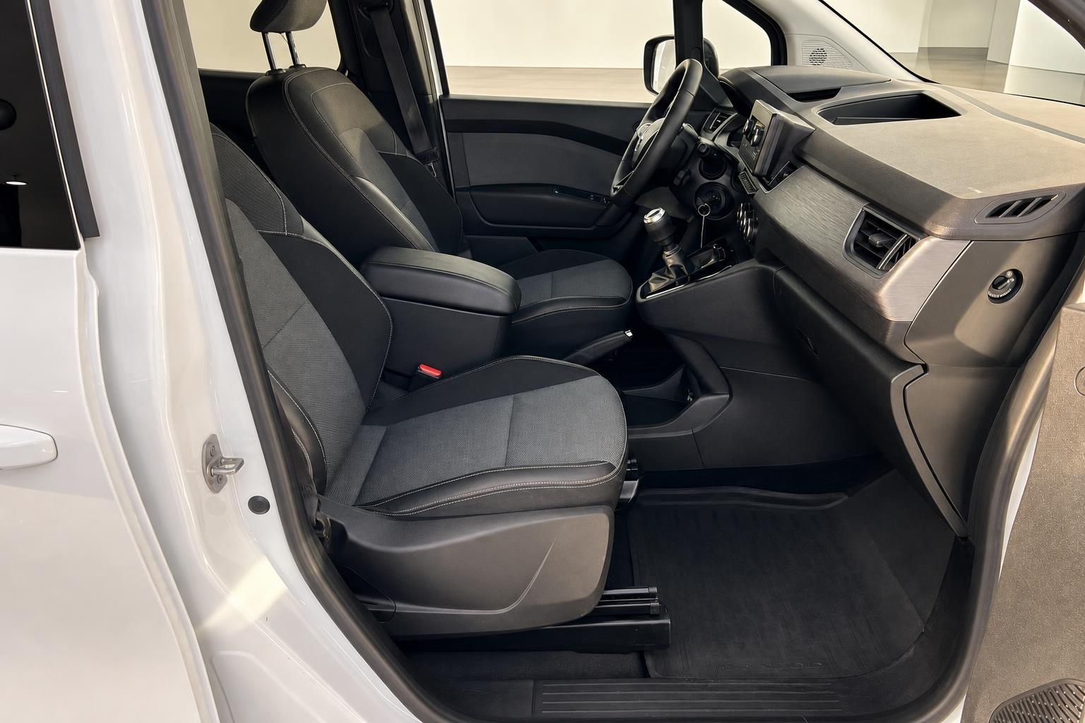 Innenraum Vordersitze mit Armlehne und Cockpit des Renault