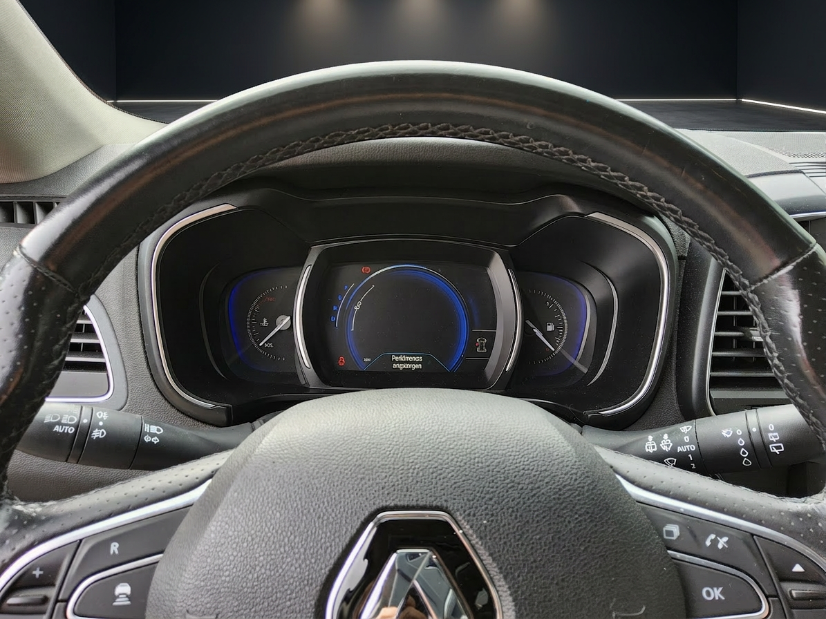 Renault Cockpit mit digitalem Tacho und Lenkrad mit Multifunktionstasten Innenraumansicht