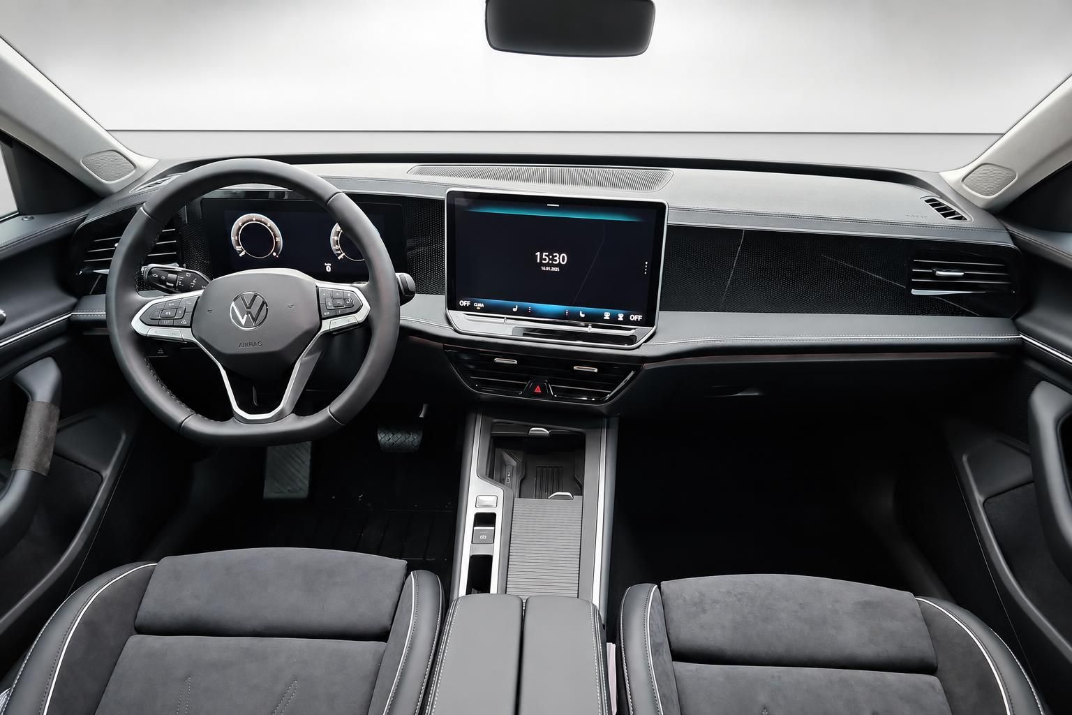 VW Innenraum mit Cockpit, Lenkrad und digitalem Infotainment-Display