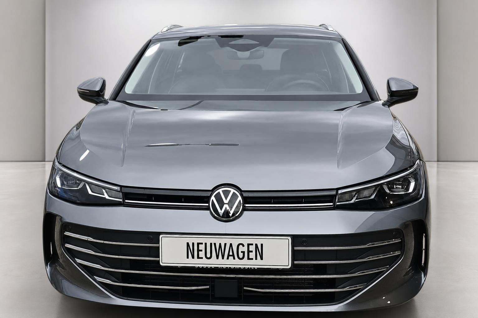 VW Passat Variant Frontansicht mit Neuwagen-Kennzeichenhalter