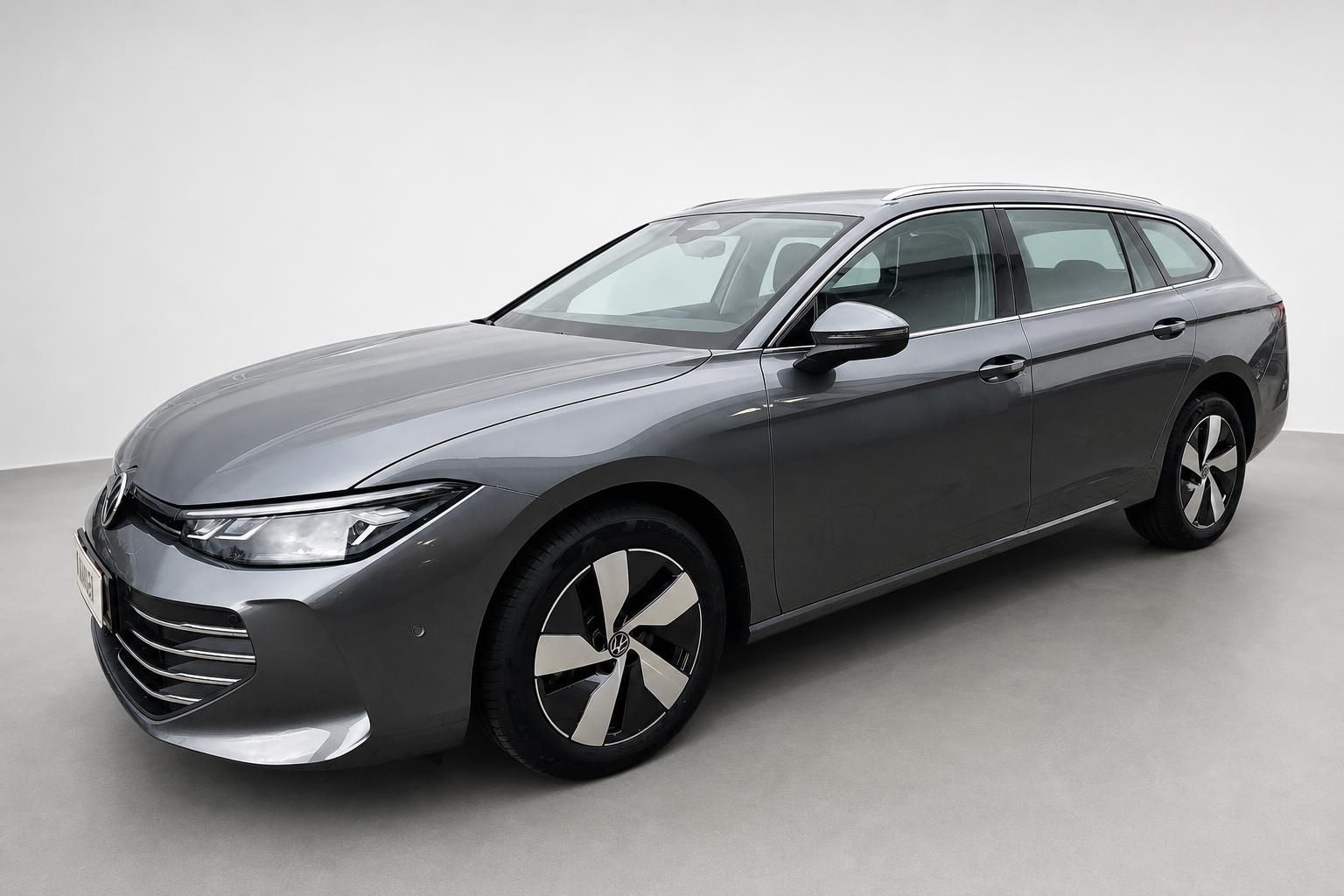 VW Passat Kombi grau Frontansicht schraeg von vorne im Showroom
