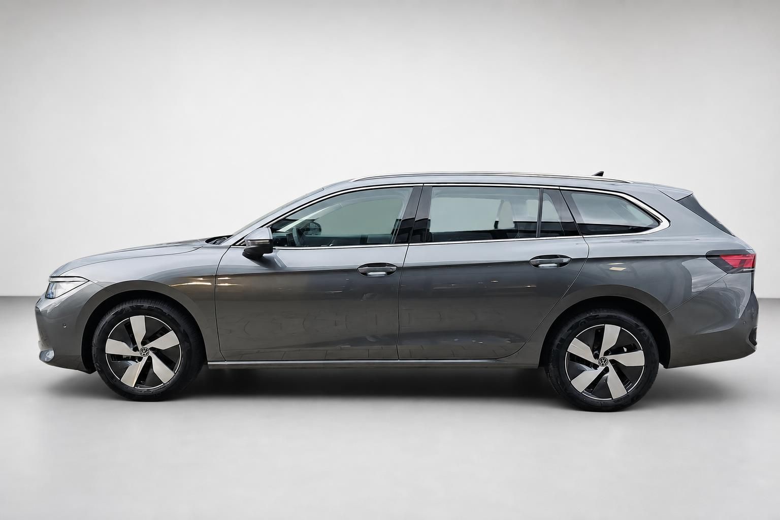 VW Passat Variant grau Seitenansicht komplett im Studio