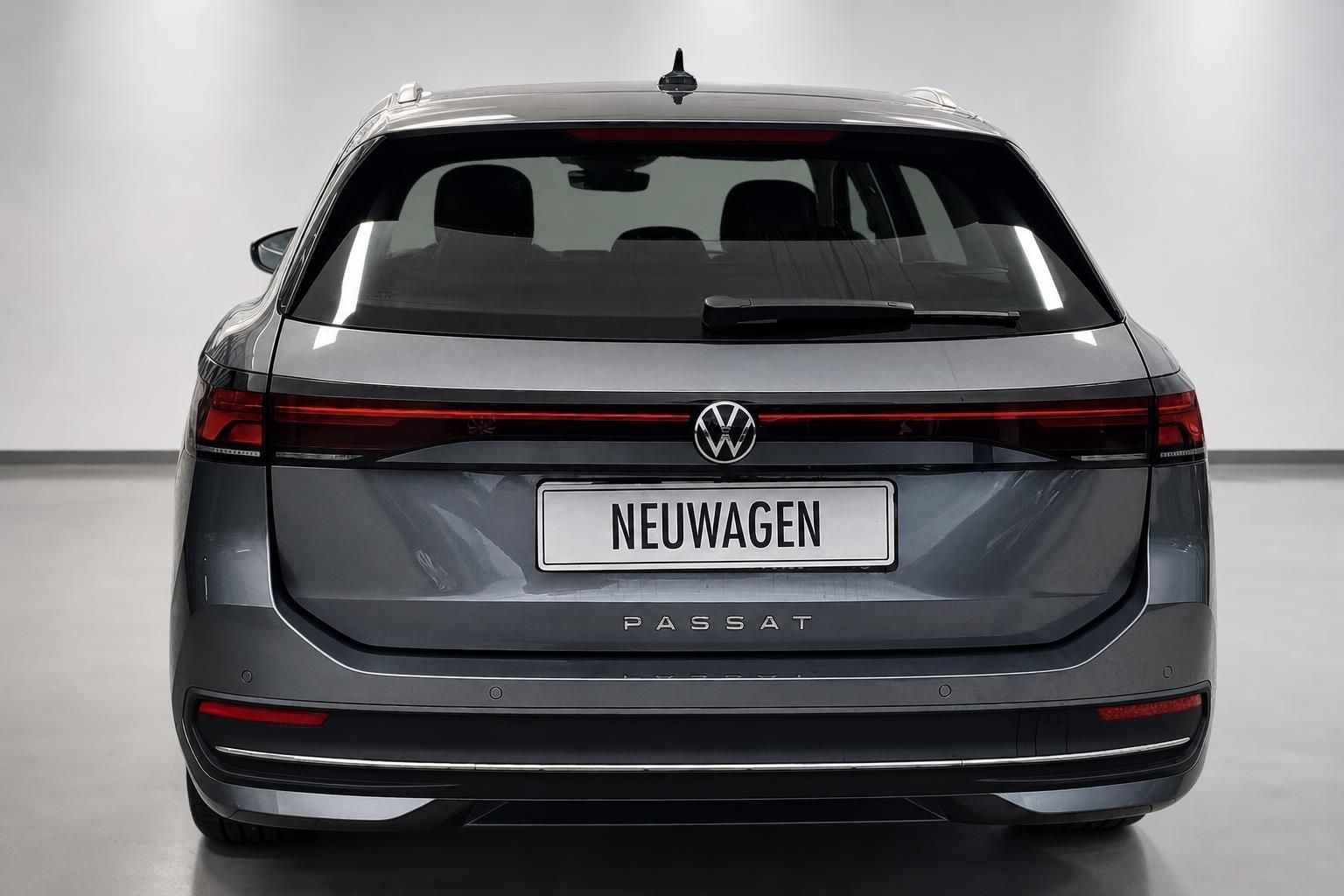 VW Passat Variant grau Heckansicht Neuwagen Studio