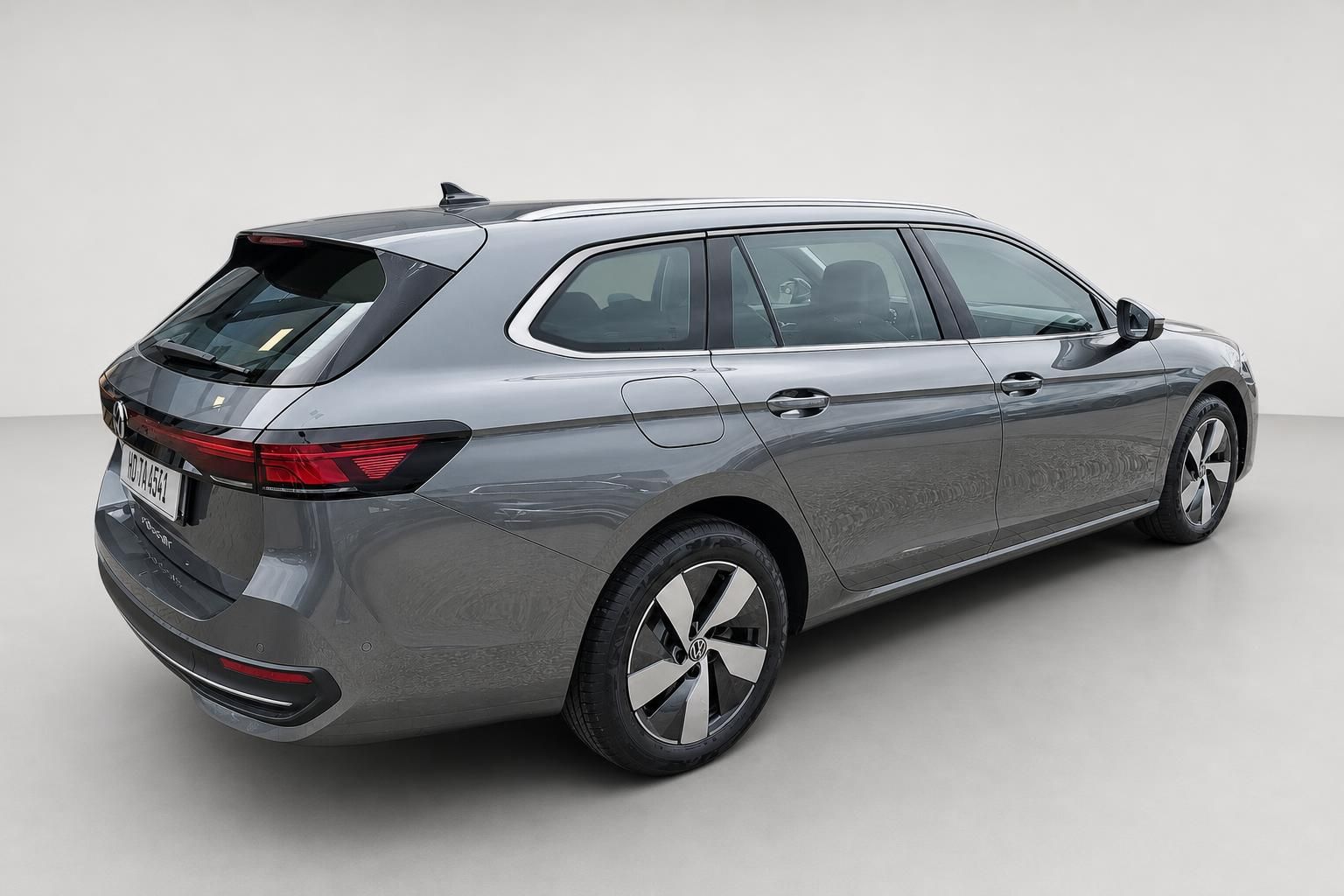 VW Passat Variant grau Heck-Seitenansicht im Studio