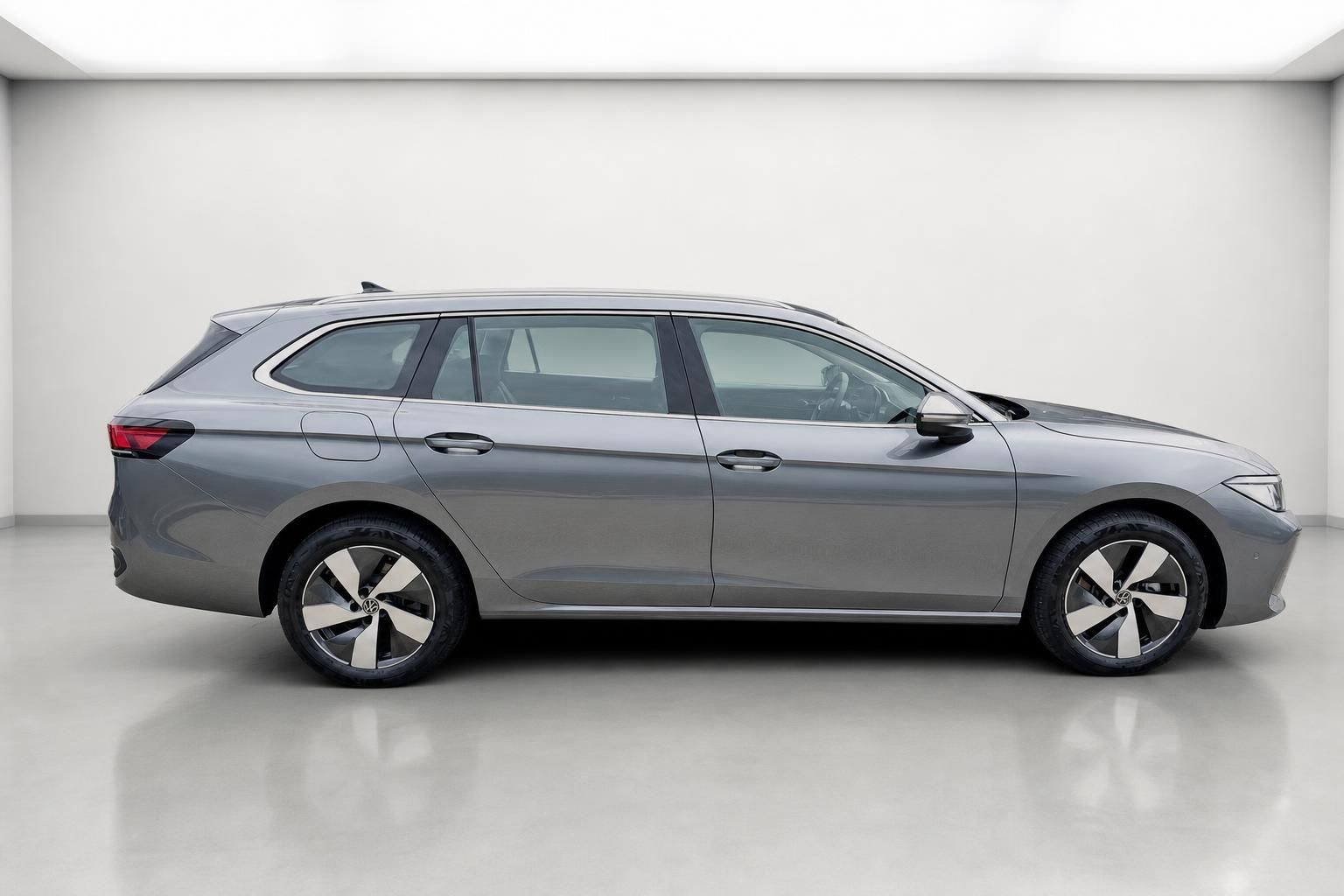VW Passat Variant grau Seitenprofil Studio