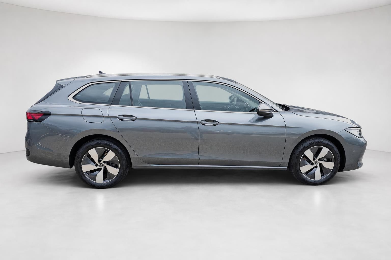 VW Passat Variant grau Seitenansicht Studioaufnahme