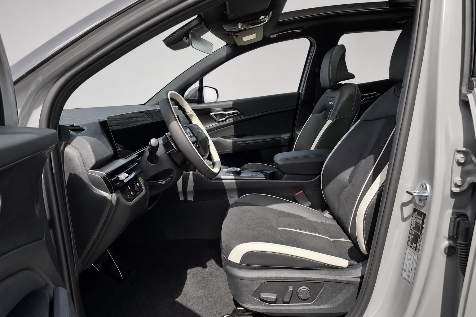 Kia SUV Innenraum mit schwarz-weißen Sportsitzen und Panoramadach