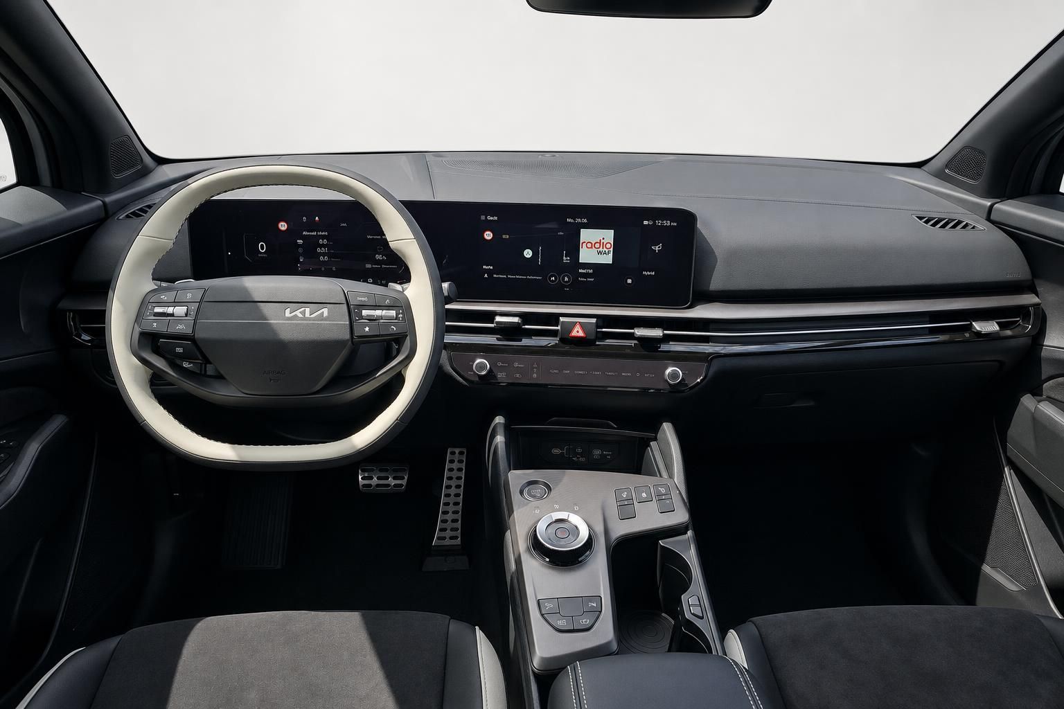 Kia Cockpit mit digitalem Doppelbildschirm und Lederlenkrad