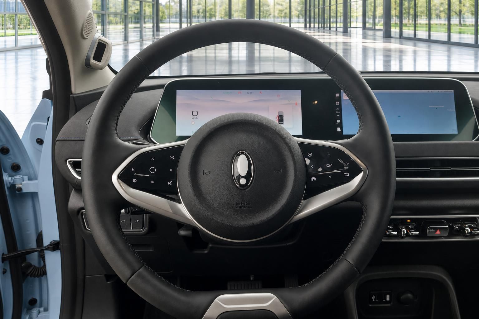 Fahrzeug Innenraum Lenkrad mit Digitalinstrumenten und Infotainment-Display Nahaufnahme