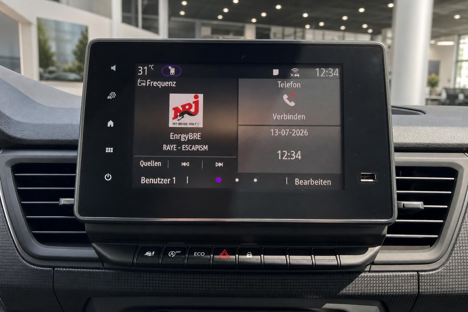 Infotainment-Touchscreen mit Radio- und Telefonfunktion im Fahrzeug