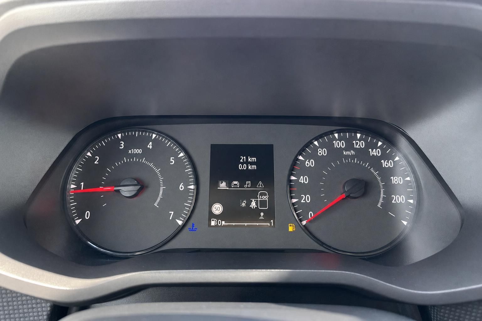 Cockpit Anzeige mit Tacho und Kilometerstand im Fahrzeug
