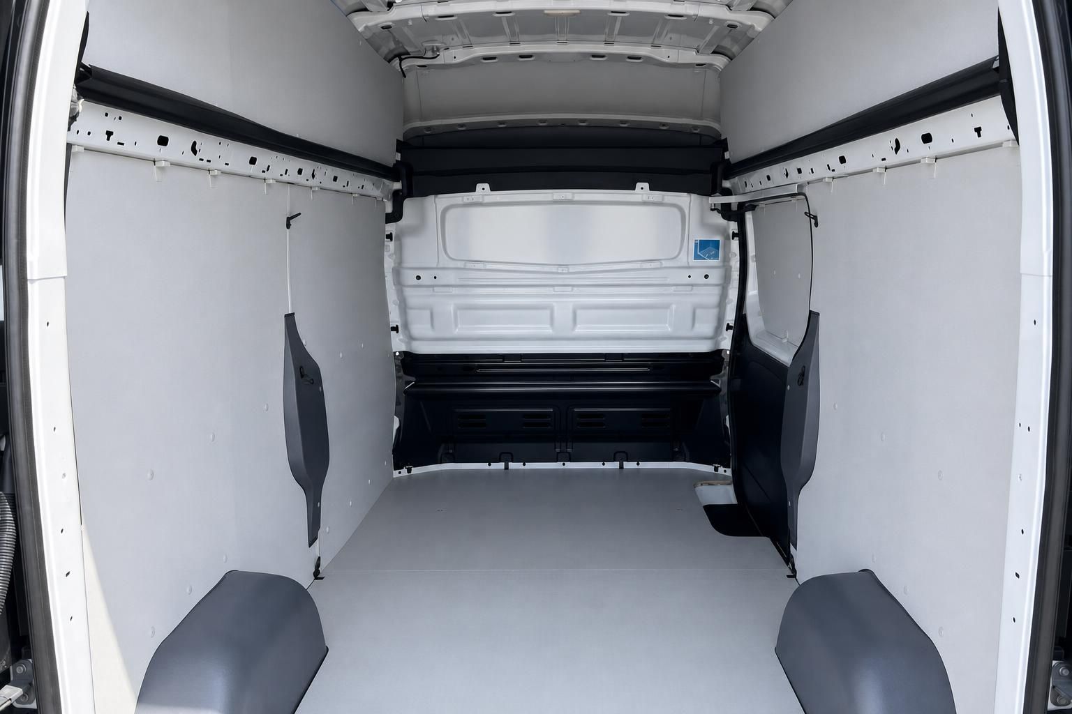 Leerer Laderaum eines Transporters mit Seitenverkleidung