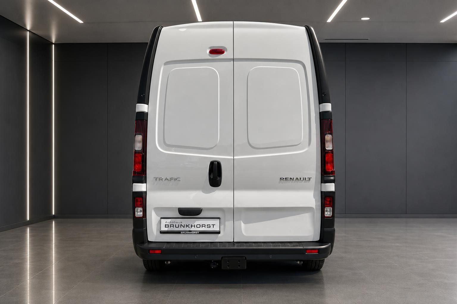 Renault Trafic weiß, Heckansicht mit geschlossenen Türen im Studio