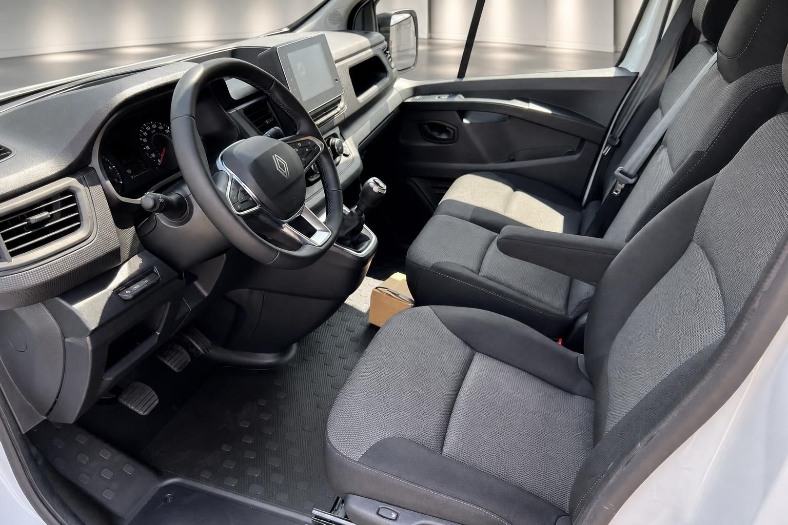 Cockpit und Vordersitze eines weißen Renault Transporters im Innenraum