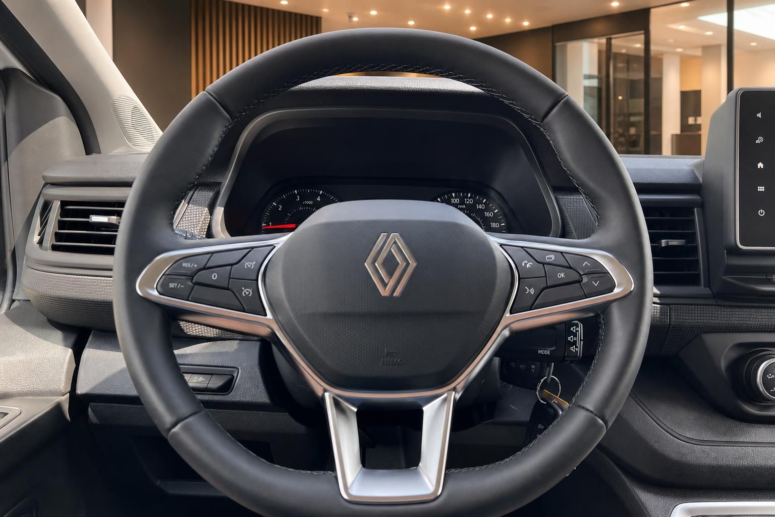 Renault Trafic Lenkrad mit Multifunktionstasten und Tachometer