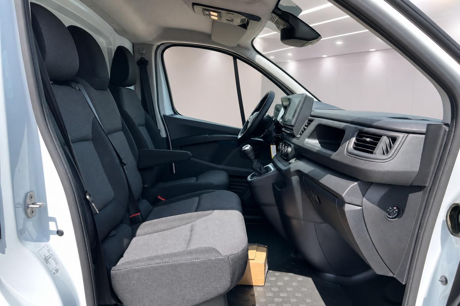 Innenraumansicht mit Vordersitzen und Armaturenbrett eines Renault Nutzfahrzeugs