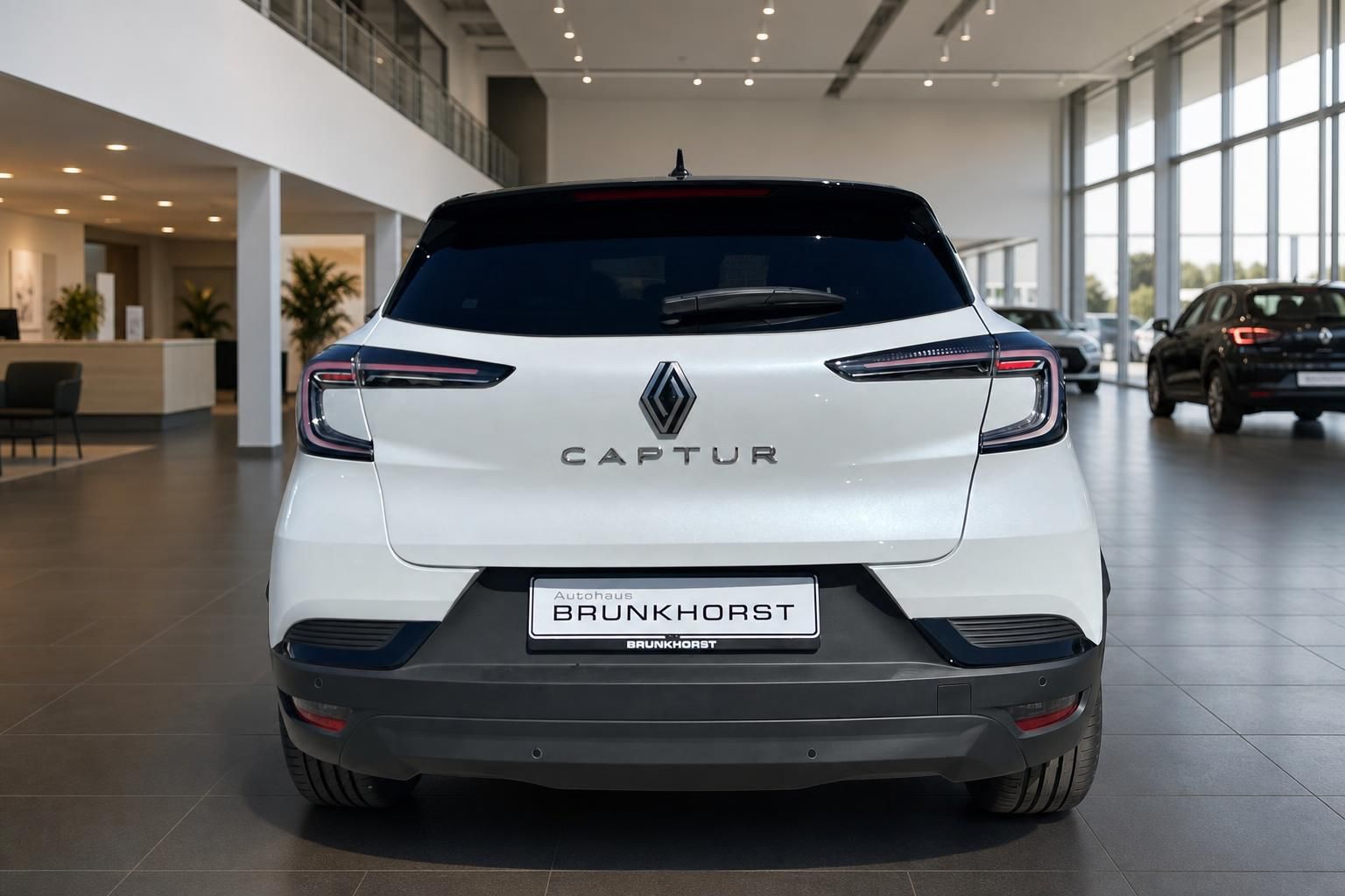 Renault Captur Heckansicht in weiß mit LED-Rückleuchten im Autohaus