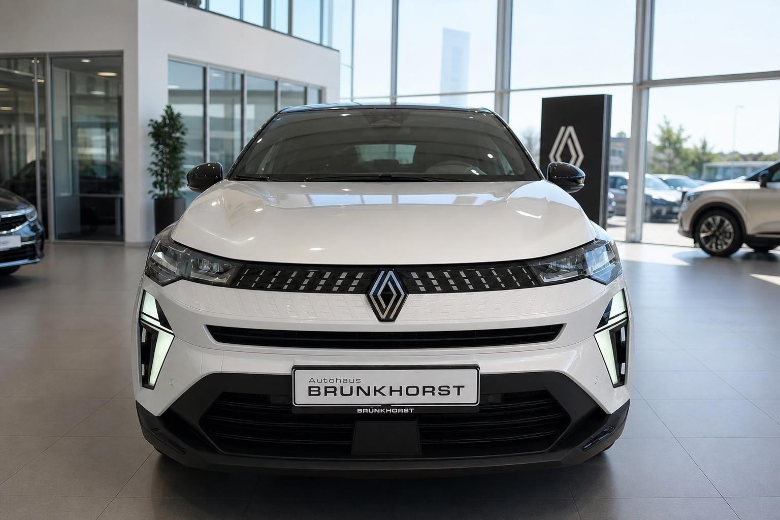 Renault Captur Frontansicht in weiß mit markanter Kühlergrill-Gestaltung