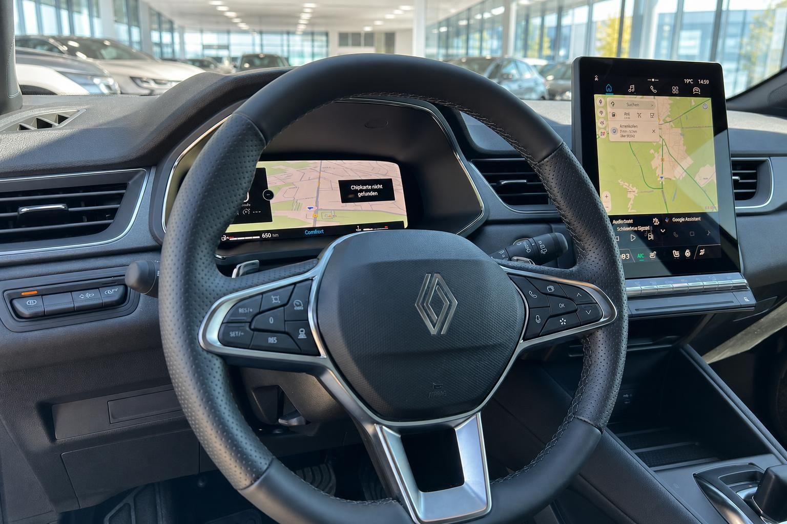 Renault Cockpit mit Lenkrad, digitalem Display und Navigationssystem im Innenraum