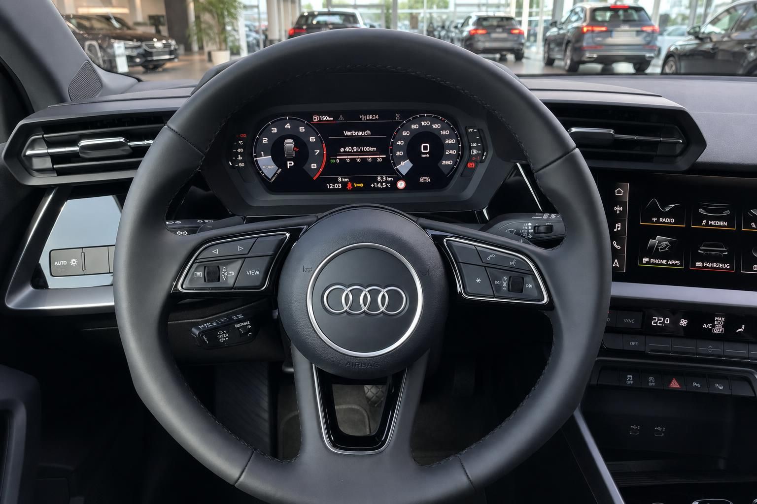 Audi Innenraum Lenkrad mit digitales Cockpit und MMI Touchscreen Nahaufnahme