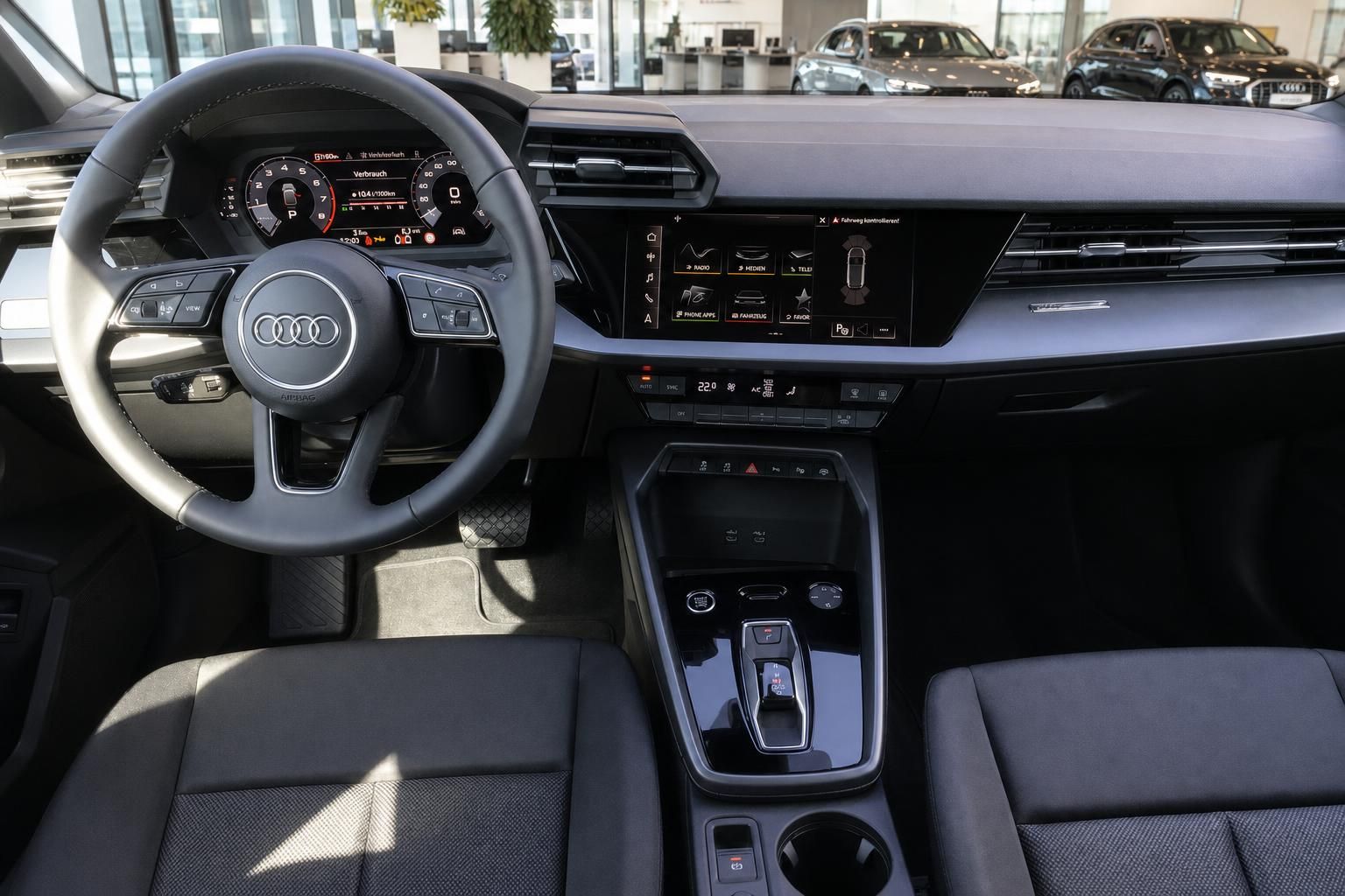 Audi A3 Innenraum Cockpit mit Lenkrad MMI Display Mittelkonsole und Automatikgetriebe