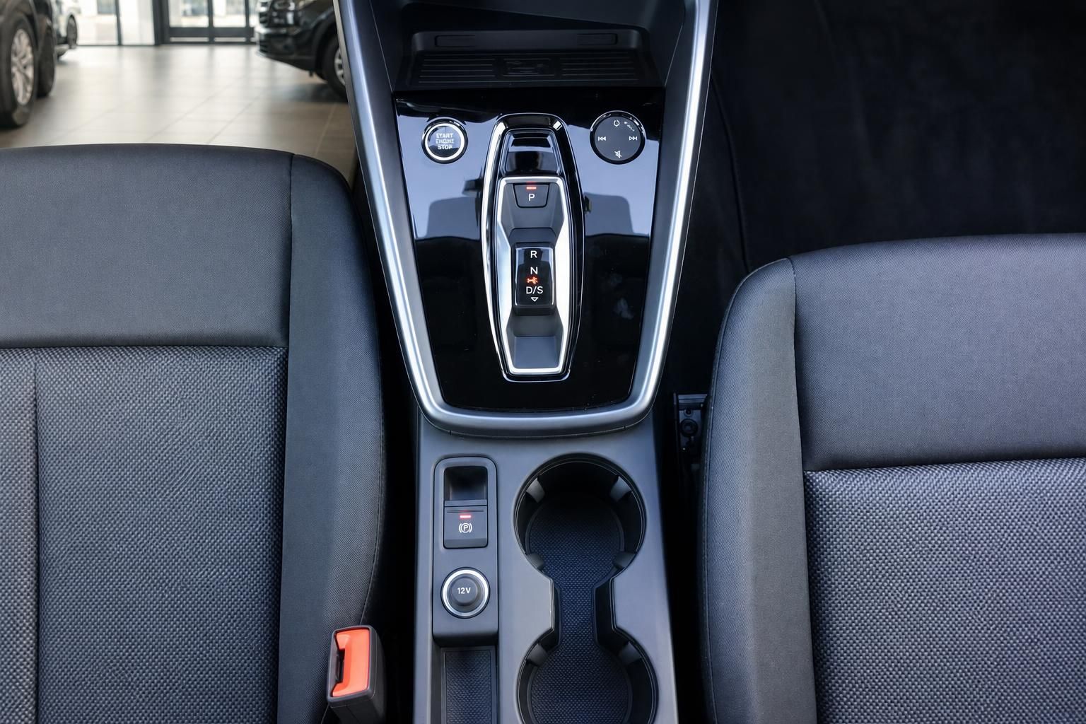 Fahrzeug Innenraum Mittelkonsole mit Automatikgetriebe Wählhebel und Becherhalter