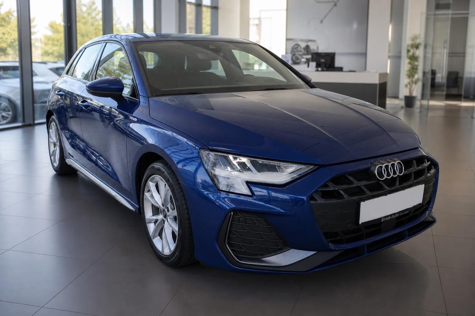 Audi A3 Sportback blau Frontansicht schräg links im Showroom