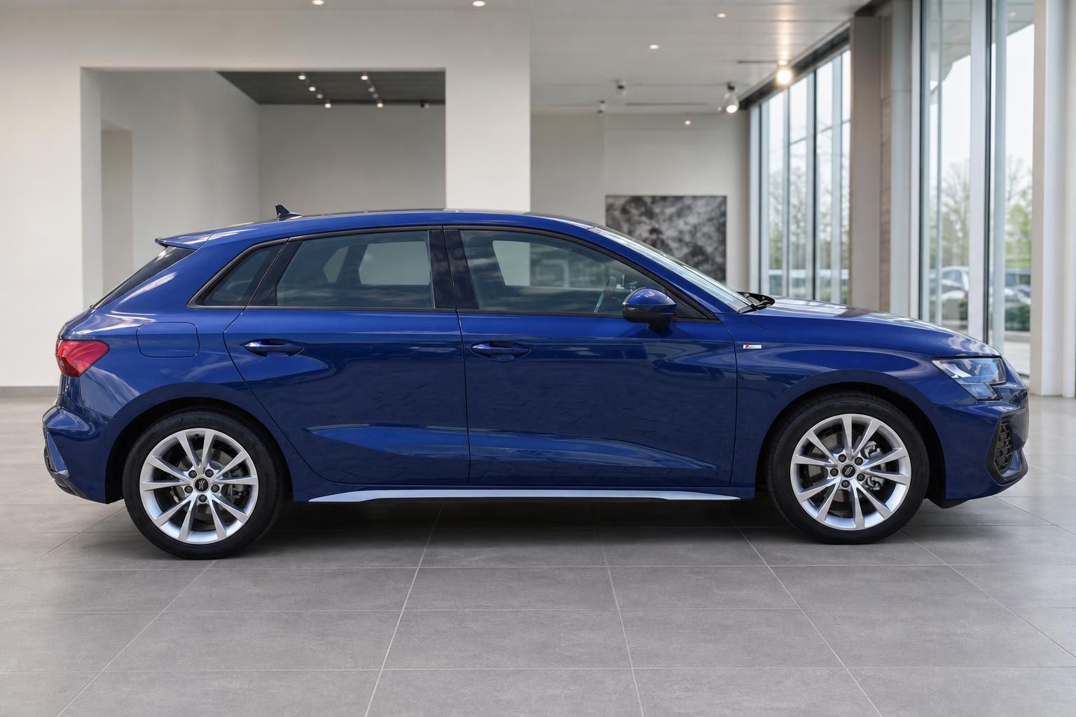 Audi A3 Sportback blau Seitenansicht rechts im Autohaus