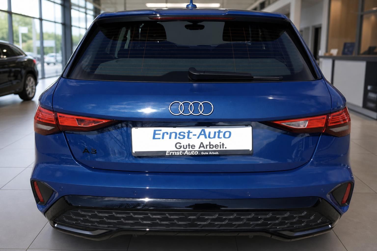 Audi A3 Sportback blau Heckansicht im Autohaus – Ernst-Auto Händler