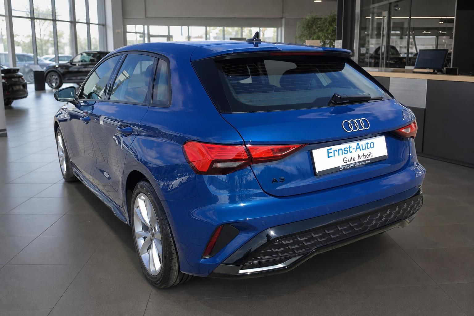 Audi A3 Sportback blau schräg von hinten im Autohaus – Gebrauchwagen