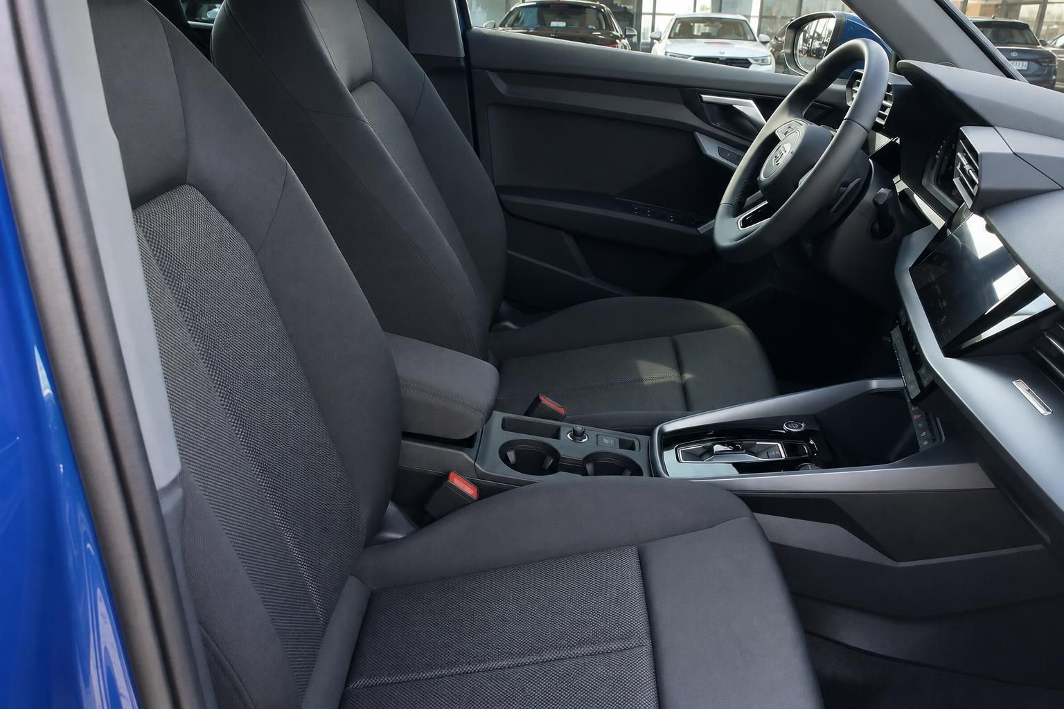 Audi A3 Sportback Innenraum Vordersitze Mittelkonsole Cockpit Textilpolster