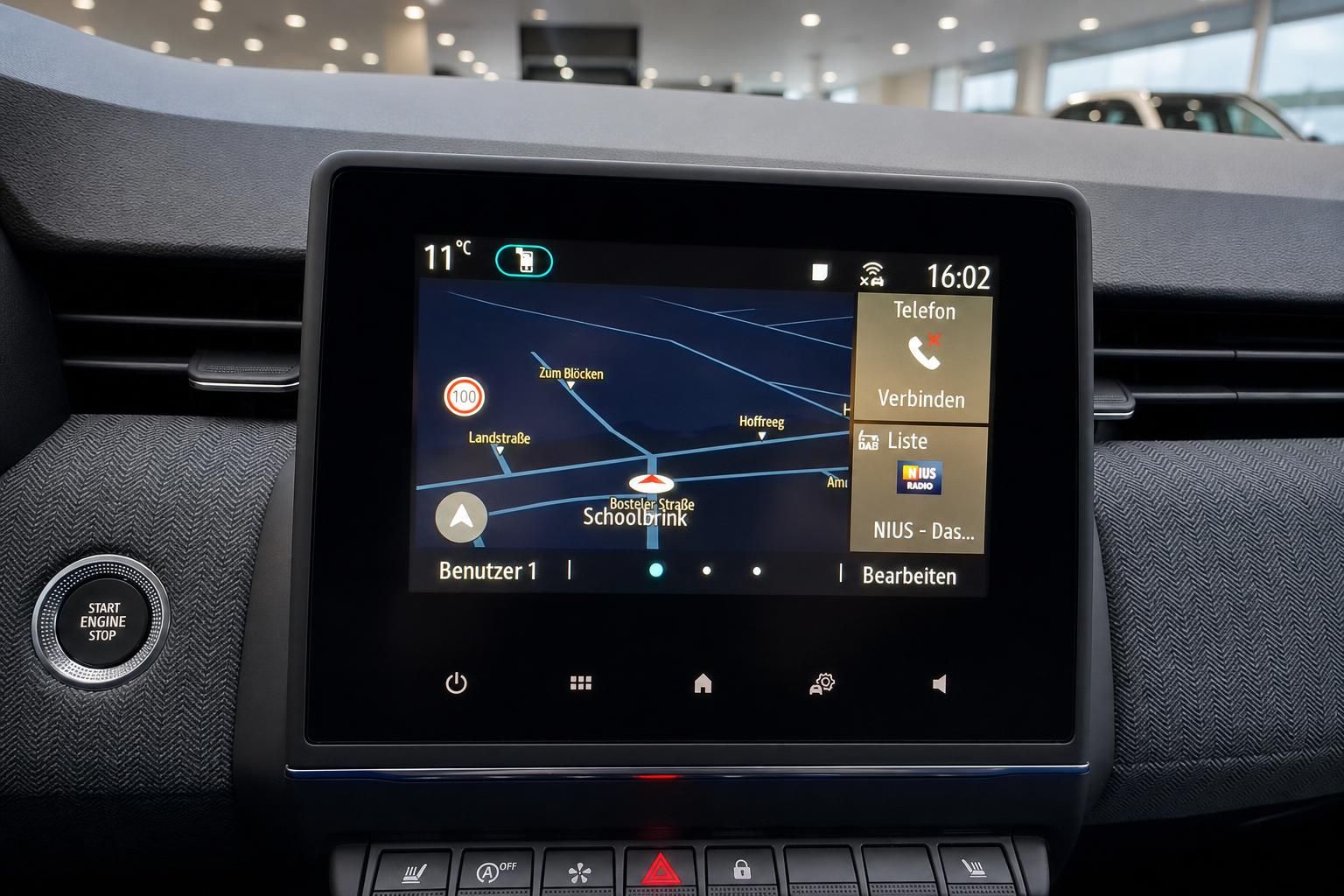 Renault Touchscreen Infotainment mit Navigationskarte und Start-Stopp-Knopf