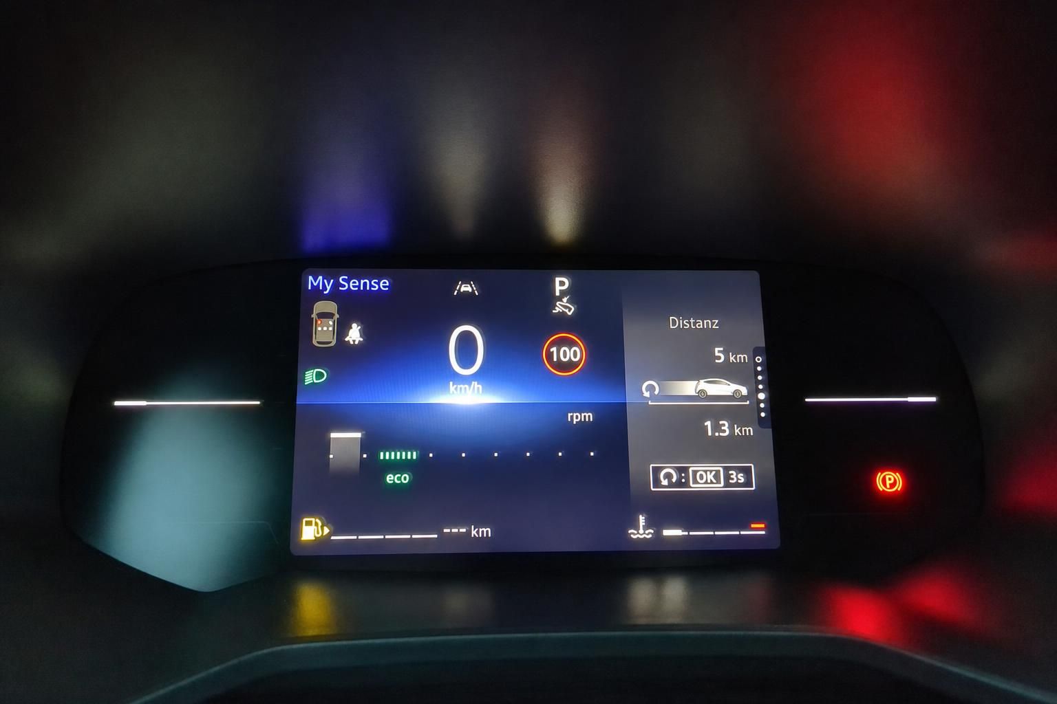 Digitales Kombiinstrument mit Tempolimit-Anzeige und Fahrdaten