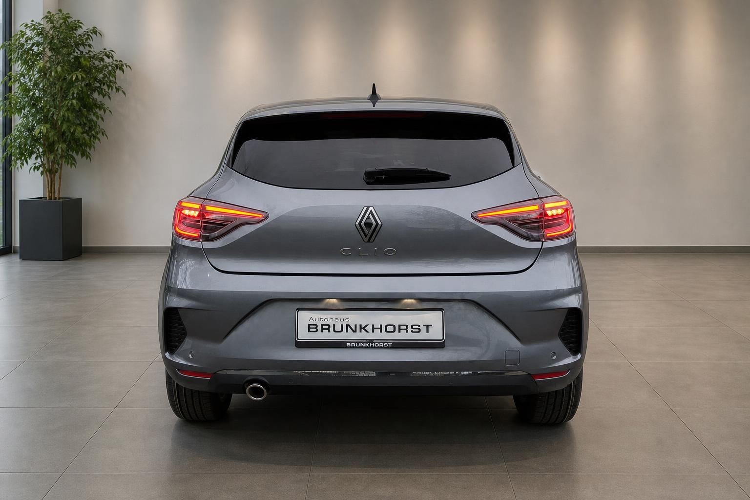 Renault Clio grau, Heckansicht mit Rücklichtern beim Händler