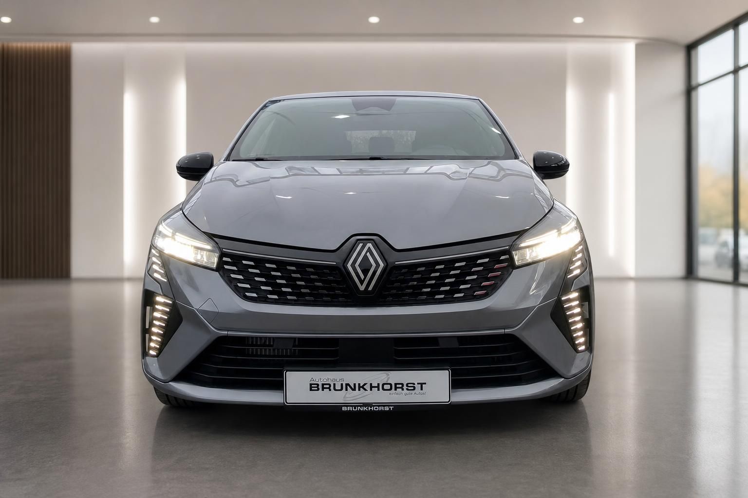 Renault Clio grau, Frontansicht mit Leuchten im Showroom