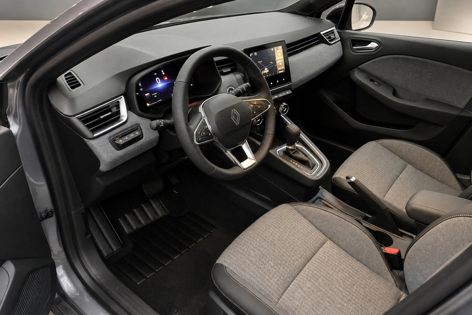 Renault Clio Innenraum, Cockpit mit Lenkrad und Sitzen