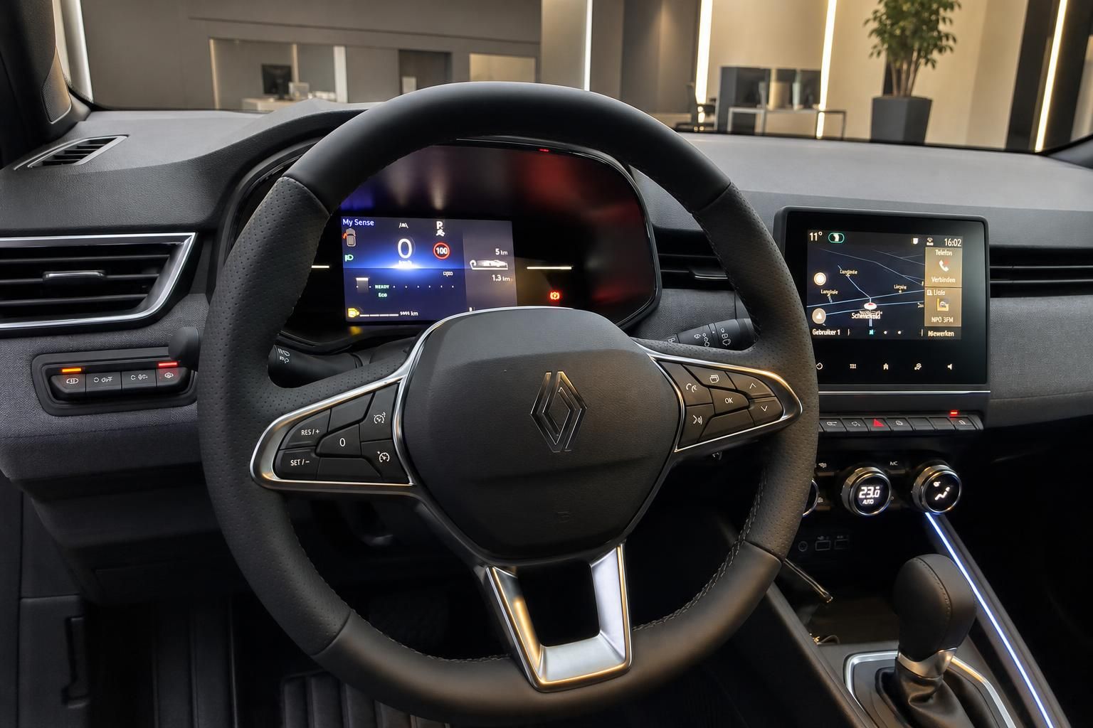 Renault Cockpit mit Lenkrad, Digitaltacho und Touchscreen Navigation