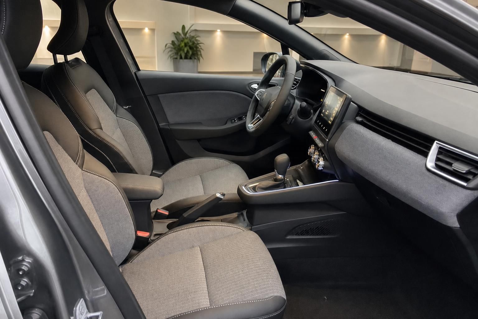 Renault Innenraum Vordersitze mit Stoff-Leder-Kombination und Cockpit