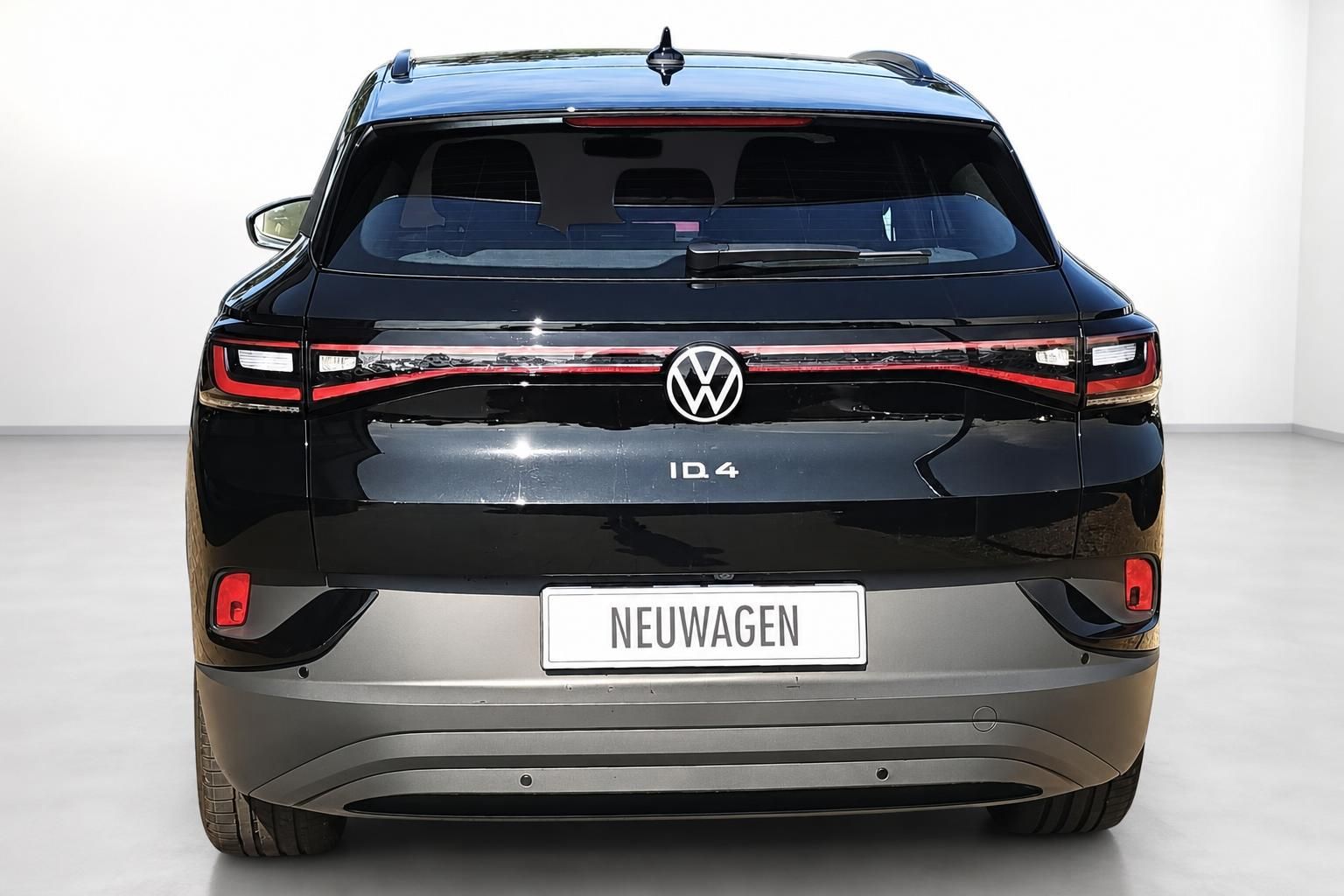 VW ID.4 schwarz Heckansicht mit Neuwagen-Kennzeichen
